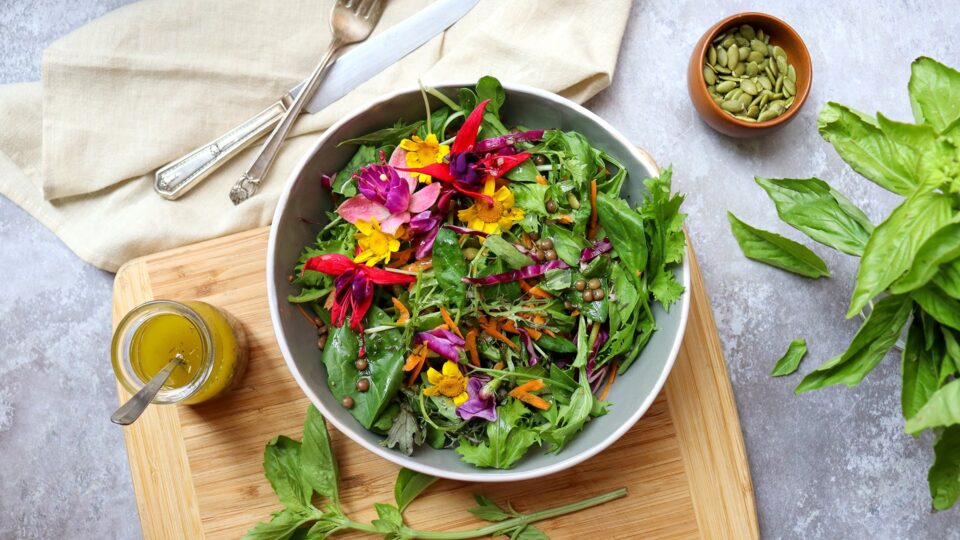 Ensalada floral / Por: Adela de Cocinology
